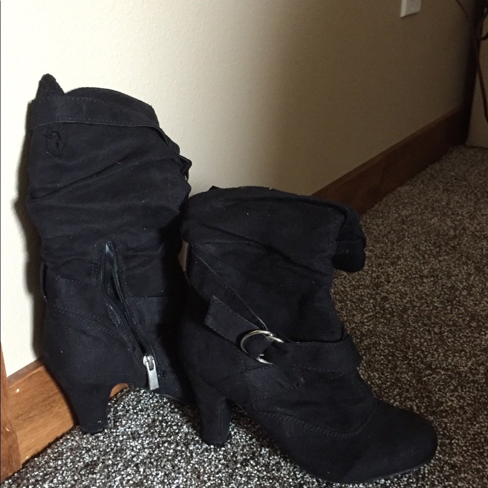 Black bamboo suede boots.